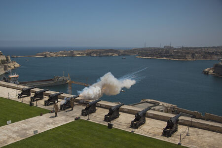 Daily ceremony of cannon fire on the Maltese The Upper Barrakka Gardensのeditorial素材