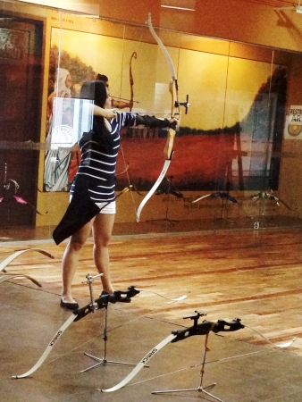 Girl archer in an archery rangeの素材
