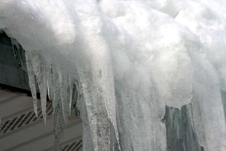 Snow and ice buildup on roofの写真素材