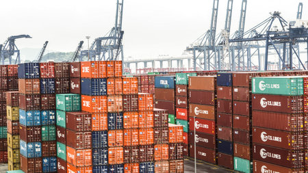 Hong Kong - 23 April 2016 : Cargo and crane shipment dock. World main transportation portのeditorial素材
