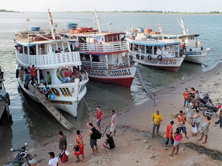 Riverfront ferries being loaded at Santarem, Amazonas, Brazilのeditorial素材