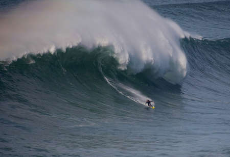 NAZARE, PORTUGAL - NOVEMBER 14 : Andrew Cotton in Zon North Canyon 2012 November 14, 2012 in Nazare, Portugal のeditorial素材