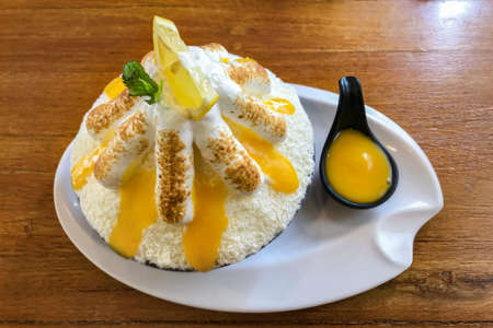 Lemon Bingsu fruit dessert for quenching thirst.の写真素材