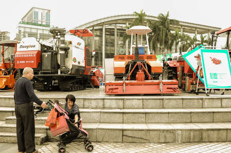 On November 22, 2018, the 6th Agricultural Expo in Jiangmen kicked off today. Even the working day attracted many citizens to participate. The citizens took the children to visit and rested before the agricultural tractors showed up.のeditorial素材