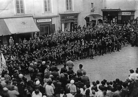 CAPRI, ITALY, 1931 - The city holds a public ceremony in the famous Capri's Piazzetta with the Fascist Youth and the Balilla boys lined up in the square with the participation of citizensのeditorial素材