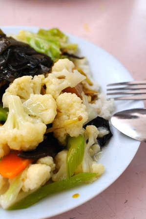 Chinese vegetarian cauliflower cuisine. Suitable for concepts such as diet and nutrition, healthy lifestyle, and food and beverage.の写真素材