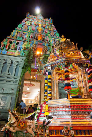 SINGAPORE - JANUARY 30: Golden carriage at the entrance to Sri Mariamman temple taken on January 30, 2010 in Singapore.のeditorial素材