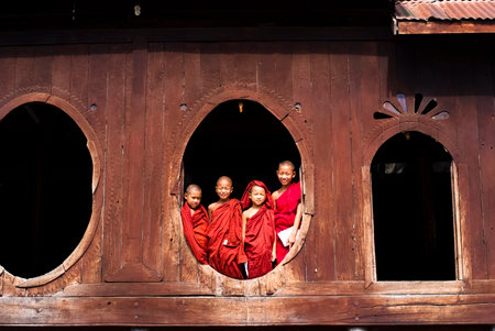 NYAUNG SHWE, MYANMAR MAY 6: Unidentified novices at Shwe Yan Phe Monastery on May 6, 2012 in Nyaung Shwe, Myanmar. Boys at 8-20 years old have to enter the Buddhist Order as a novice. のeditorial素材