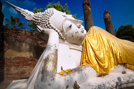 AYUDHYA, THAILAND - APR 20  The reclining Buddha image at Wat Yai Chai Mongkol on April 20, 2008, Ayudhya, Thailand のeditorial素材