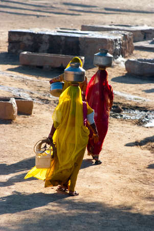 RAJASTHAN, INDIA â FEB 27  women lugging a water pot on their head on February 27, 2013 in Rajasthan, India  Due to the lack of piped water, poor tribals have to fetch water from its natural sources のeditorial素材