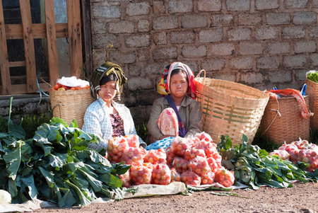 KALAW, MYANMAR - MAY 4   Pa O vendors wait for customers on May 4, 2012 at Kalaw market, Myanmar  Pa O people form the second largest ethnic group in Shan Stateのeditorial素材