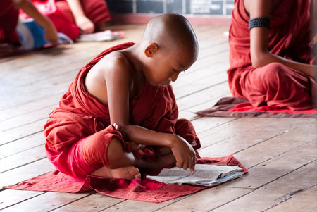 NYAUNG SHWE, MYANMAR â MAY 6  Novices at Shwe Yan Phe Monastery on May 6, 2012 in Nyaung Shwe, Myanmar  It is compulsory that boys between 8-20 years old have to enter the Buddhist Order for a week or more as a novice のeditorial素材
