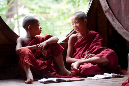 NYAUNG SHWE, MYANMAR â MAY 6  Novices at Shwe Yan Phe Monastery on May 6, 2012 in Nyaung Shwe, Myanmar  It is compulsory that boys between 8-20 years old have to enter the Buddhist Order for a week or more as a novice のeditorial素材