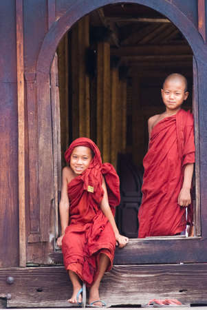 NYAUNG SHWE, MYANMAR â MAY 6  Novices at Shwe Yan Phe Monastery on May 6, 2012 in Nyaung Shwe, Myanmar  It is compulsory that boys between 8-20 years old have to enter the Buddhist Order for a week or more as a novice のeditorial素材