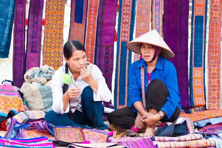 BAC HA MARKET, VIETNAM - JULY 5: Vendors wait for customers  at Bac Ha market on July 5, 2009 in Lao Cai, Vietnam. This is the biggest ethnic market in Lao Cai for the exchange of goods and socializing among the ethnic minorities.のeditorial素材