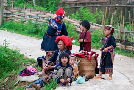 SAPA, VIETNAM - JULY 8: Red Dzao family in Ta Phin Village on July 8, 2009 in Sapa, Vietnam. Red Dzao are famous for their elaborate dress and normally tie up their long hair into a large red turban.のeditorial素材