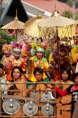 MAE HONG SORN, THAILAND - APR 6:  Unidentified boys dressed in ornate costumes and heavy make-up in a Buddhist novice ordination ceremony on Apr 6, 2008 in Mae Hong Sorn, Thailand. The festival, associated with the Tai Yai or Shan people is known for its のeditorial素材