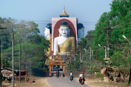 Kyaikpun Pagoda - the four seated Buddha, sitting back to back to four directions  in the city of Bago, Myanmarのeditorial素材