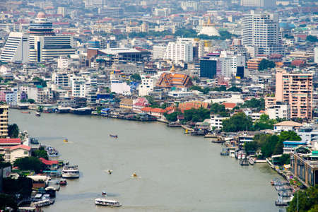 A cluster of houses and buildings along the Chaopraya river in Bangkokのeditorial素材