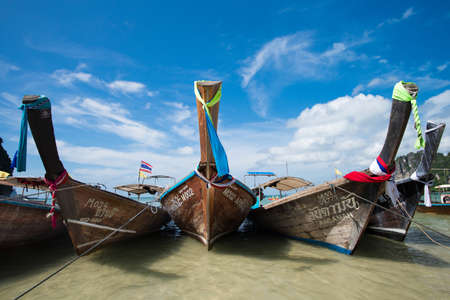 KRABI, THAILAND â DEC 5, 2015: long-tailed boats for tourists are docked along the Railay Beach which is one of the most strikingly beautiful beaches in Thailandのeditorial素材