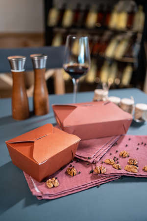 closeup of kraft paper food containers with meal on cafe table for deliveryの写真素材