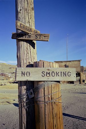 wooden no smoking signの写真素材