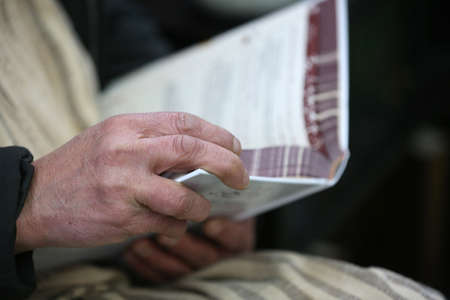 Man reading the Quran in a mosque.の写真素材