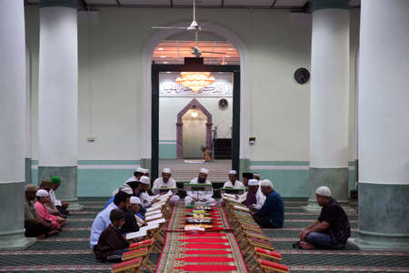 Masjid Jamae one of the earliest mosques in Singapore located in Chinatown. Muslims studying Kuran. Singapore.のeditorial素材