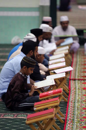 Masjid Jamae one of the earliest mosques in Singapore located in Chinatown. Muslims studying Kuran. Singapore.のeditorial素材