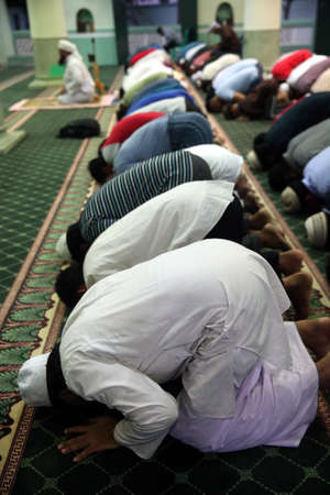 Masjid Jamae one of the earliest mosques in Singapore located in Chinatown. Muslims praying. Salat. Singapore.のeditorial素材
