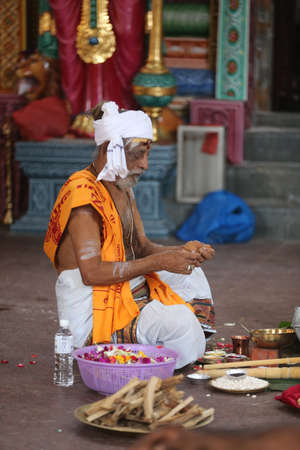 Sri Vadapathira Kaliamman hindu temple. Hindu Brahmin priest. Singapore.のeditorial素材