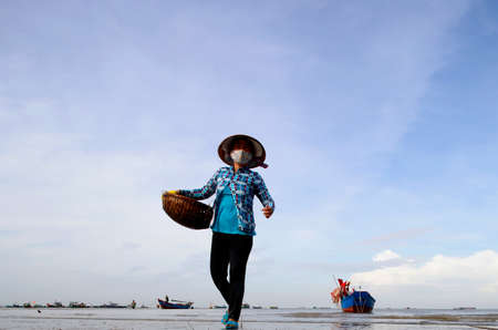 Asian woman at fishmarket on the beach. Vung Tau. Vietnam.のeditorial素材