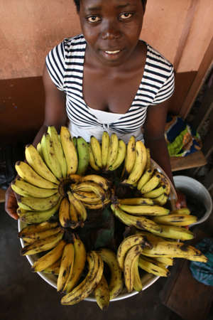 Girl selling bananas. Daily life in Africa. Togo.のeditorial素材