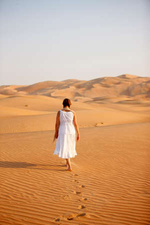 Woman walking in Liwa desert. Abu Dhabi.のeditorial素材