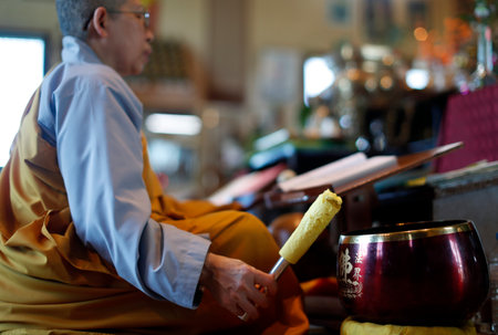 Tu An Buddhist temple. Monk at buddhist ceremony. Singing bowl.のeditorial素材