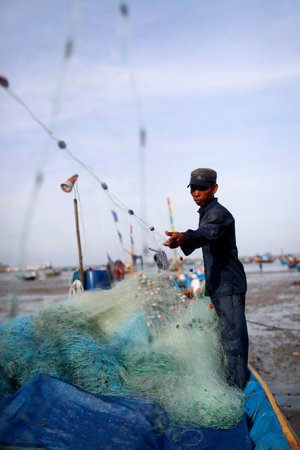 Fishermen repairing fishing nets. Hang Dua bay. Vung Tau. Vietnam.のeditorial素材