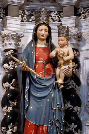 Church of Santa Maria dei Servi. Altar dell'Addorata work by Rinaldino di Francia. Virgin and child. Padua. Italy.のeditorial素材