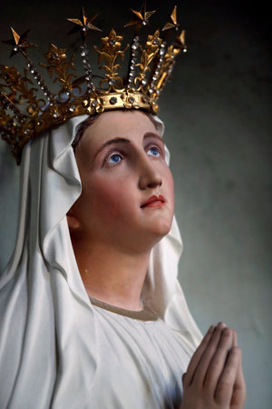 Saint Peter Cathedral. Crowned Virgin Mary statue. Annecy. France.のeditorial素材