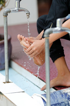 Cholon Jamail Mosque. Muslim performing ablution prior to Salat. Ho Chi Minh City. Vietnam.のeditorial素材