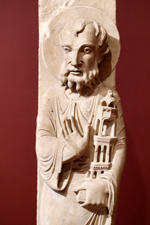 Rolin art museum. St. Peter. Statue. Marbles. 12th century. Authun. France.のeditorial素材