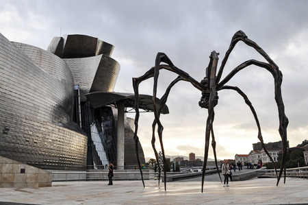 Giant bronze spider statue in Guggenheim Bilbao museum plazaのeditorial素材