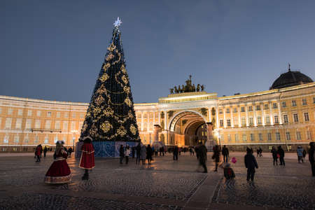 St. Petersburg, Russia - December 30, 2015: Christmas tree on the Palace Square in the evening on a background of the Hermitageのeditorial素材