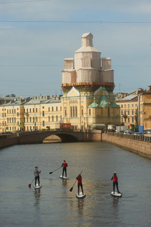 St. Petersburg, Russia - April 17, 2016: the townspeople, fans of rowing on the board while standing, on the canal in the historical center of the cityのeditorial素材