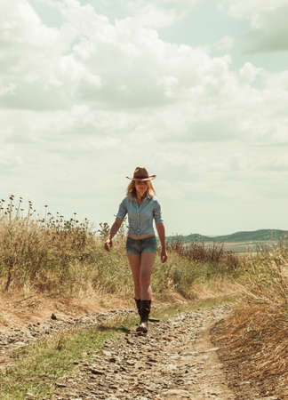 pretty woman in cowboy hat outdoorsの写真素材