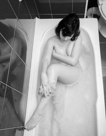 Woman relaxing in modern bathの写真素材