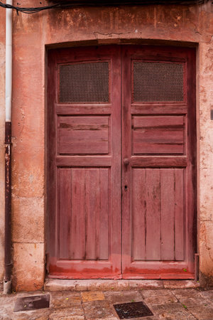 Old wooden door in the city of Jaipur, India.の写真素材