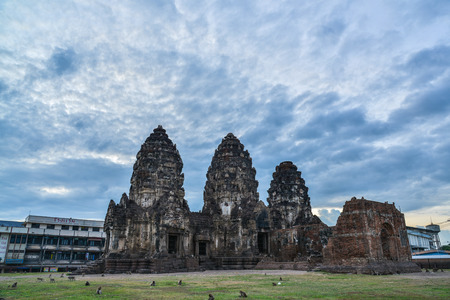 Three pagoda with monkeys in Lopburi province, Thailand.のeditorial素材