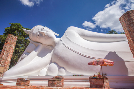 White reclining Buddha Image in Buddhist temple in Thailandのeditorial素材