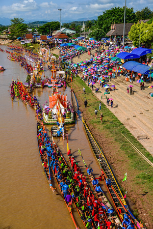 Nan, Thailand - October 25, 2014: Thai traditional long boat racing, usually held on year end after river full of water, on Nan river of Nan, Thailandのeditorial素材