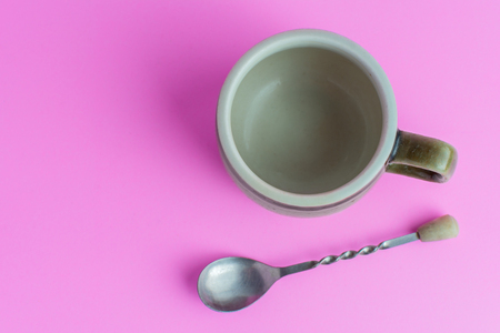 Cose up blank coffee cup on pink background. copy space for textの写真素材